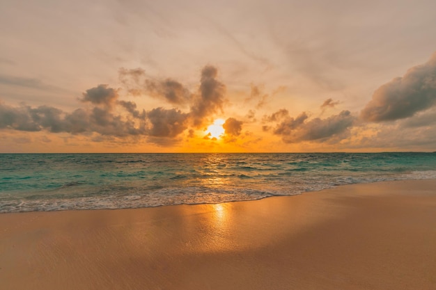 Gros plan sur la plage de sable de la mer. Paysage panoramique au coucher du soleil. Inspirez l'horizon des vagues du paysage marin de la plage tropicale