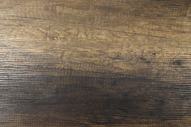 Un gros plan d'un plancher de bois avec une couleur marron foncé et blanc.