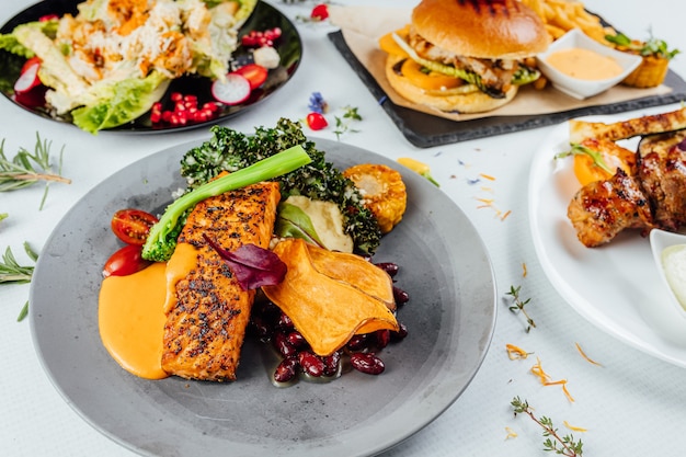 Gros plan d'un plat de poisson gastronomique avec des légumes