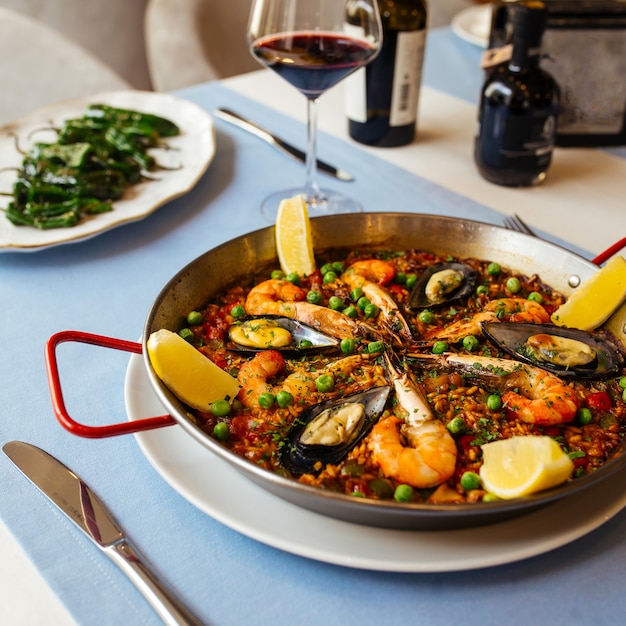 Gros plan sur plat de riz national espagnol paella aux fruits de mer dans une casserole