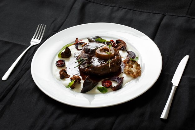 Gros plan d&#39;un plat de viande avec des légumes grillés