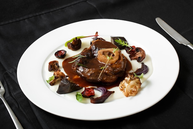 Gros plan d&#39;un plat de viande avec des légumes grillés