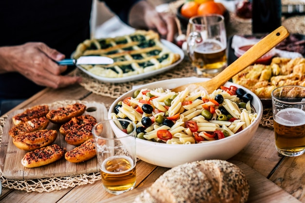 Gros plan de plats pleins de nourriture pour l'heure du dîner