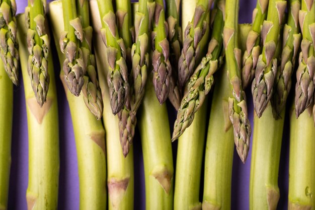 Photo gros plan plein format de légumes asperges vertes. inchangé, nourriture, alimentation saine et concept biologique.