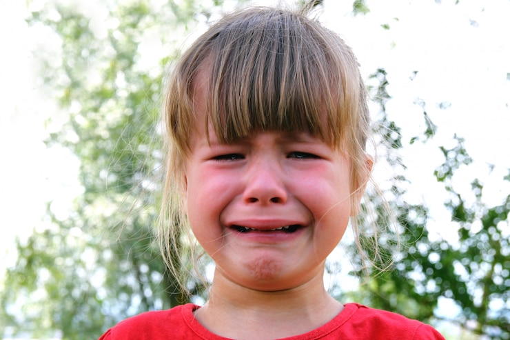 Photo gros plan, pleurer, petite fille, dehors