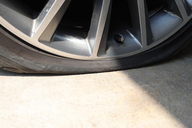 Gros plan sur pneu crevé de voiture