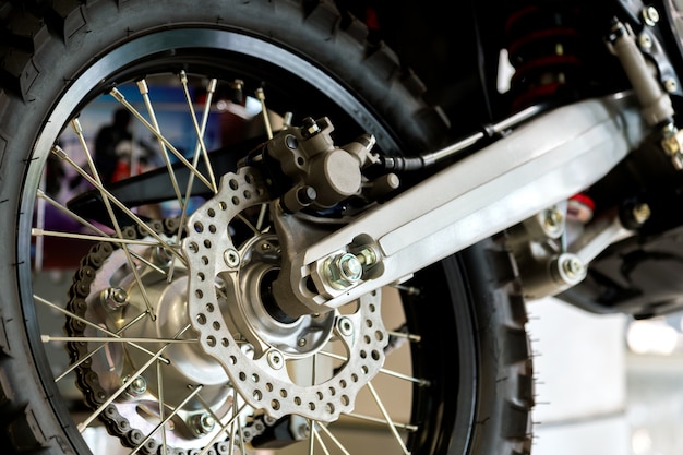 Gros plan pneu et plat cuire au four de moto sport (grand vélo)