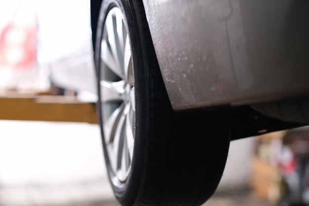 Gros plan des pneus en caoutchouc sur roue de voiture