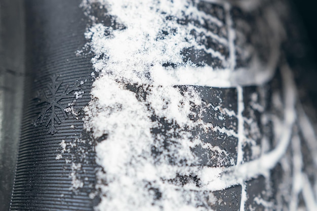 Gros plan des pneus de voiture en hiver. Pneu hiver avec neige