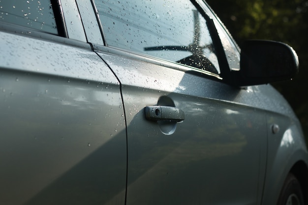 Gros Plan De La Poignée Mouillée De La Voiture De Porte Après Avoir Chuté Dans Une Scène D'éclairage Médiocre. Goutte D'eau Sur La Poignée De Porte De La Voiture