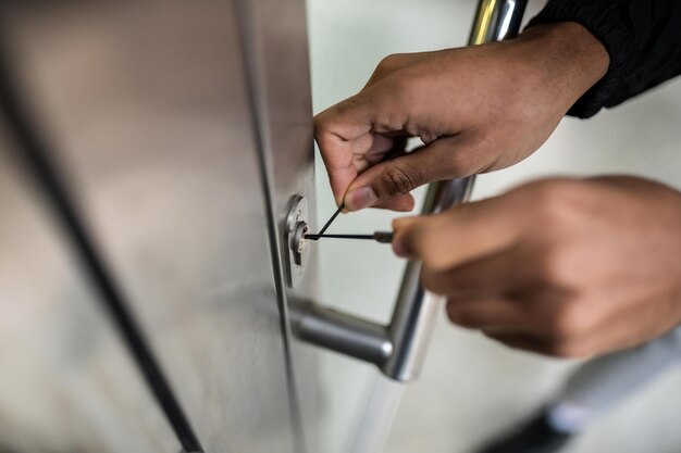 Photo gros plan de la poignée de porte de fixation du crocheteur mâle à la maison