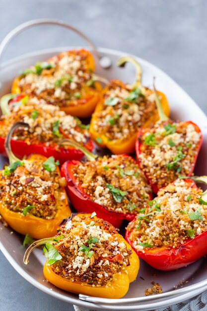 Gros plan de poivrons farcis au quinoa.