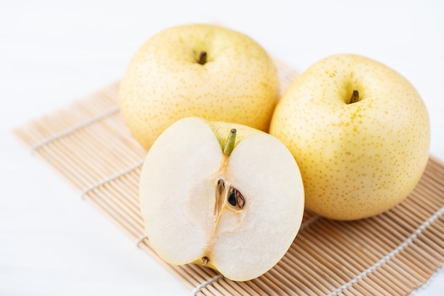 Photo un gros plan de la pomme sur un fond blanc