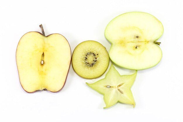 Photo un gros plan de la pomme sur un fond blanc