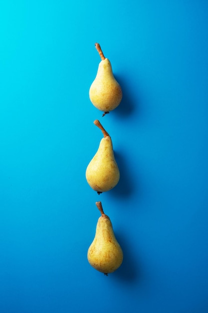 Photo un gros plan de la pomme sur un fond bleu