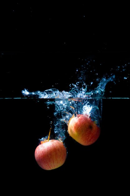 Photo un gros plan de la pomme sur un fond noir