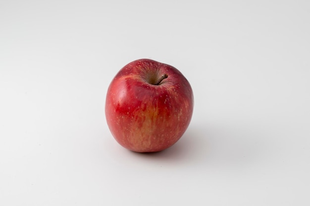 Gros plan pomme rouge sur fond blanc