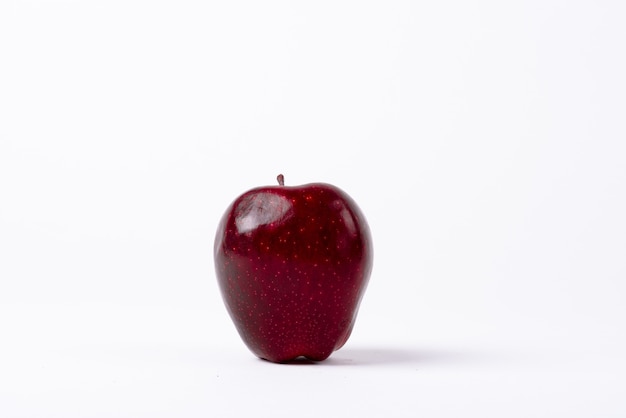 Gros plan de pomme rouge isolé