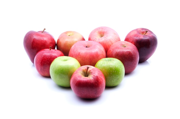 Un gros plan de pommes fraîches sur fond blanc