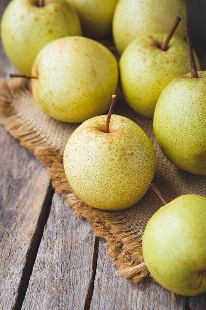 Photo un gros plan des pommes de grand-mère smith sur la table