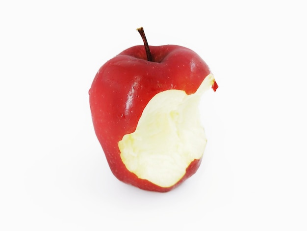 Un gros plan de pommes mordues sur un fond blanc