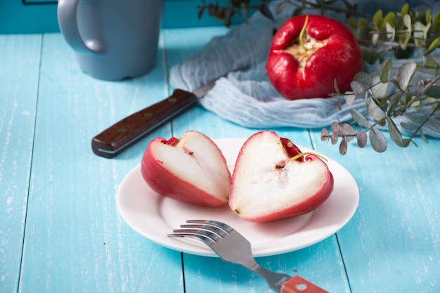 Gros plan sur les pommes roses fraîches coupées en deux