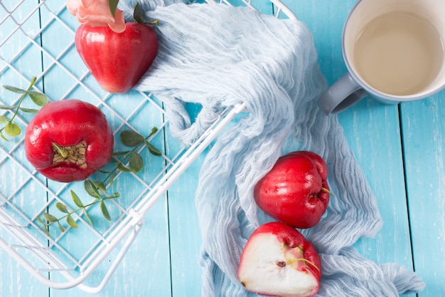 Gros plan sur les pommes roses fraîches coupées en deux