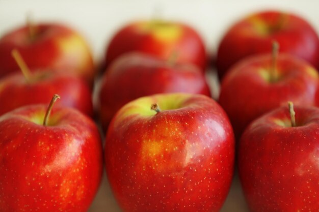 Gros plan de pommes rouges mûres