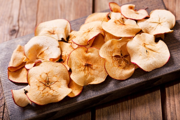 Gros plan de pommes séchées sur planche de bois