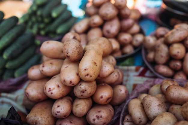Gros plan de pommes de terre sur le comptoir du marché agricole à vendre