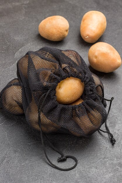 Gros plan sur les pommes de terre dans un sac réutilisable noir