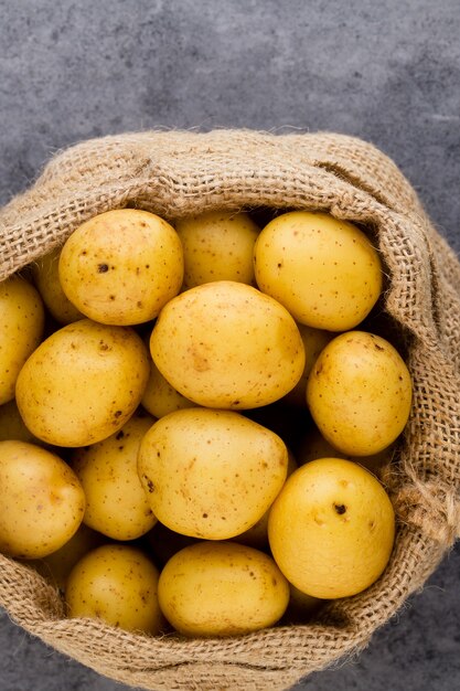 Gros plan de pommes de terre sur fond clair