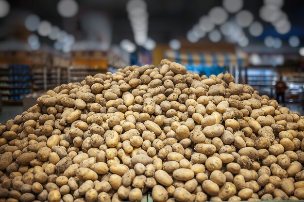 Gros Plan De Pommes De Terre Fraîches De Récolte Biologique Sur L'étagère Du Supermarché.