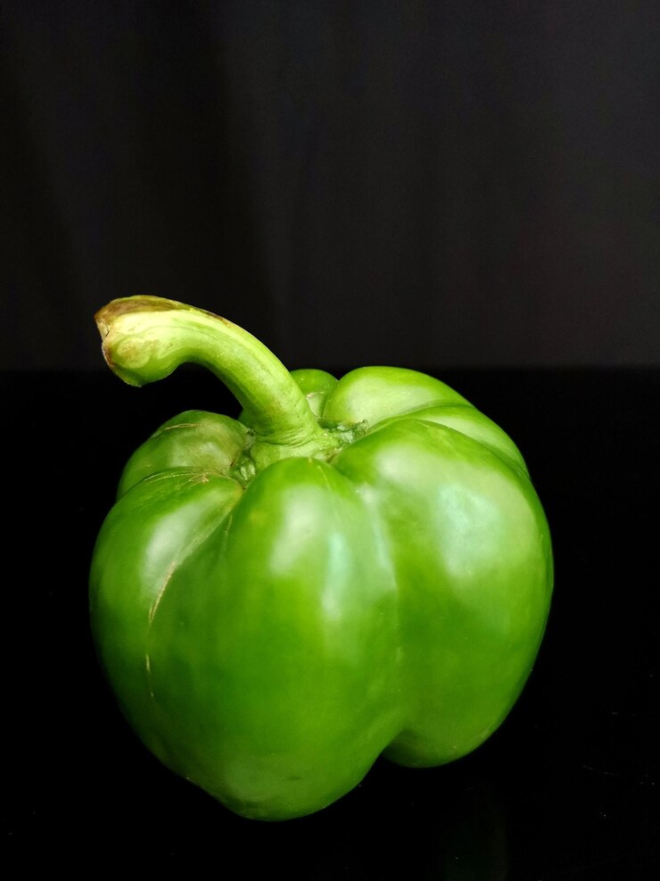 Photo un gros plan de pommes vertes sur un fond noir