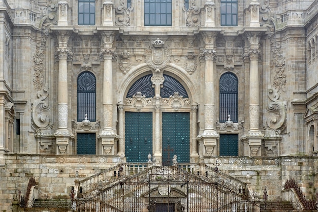 Gros plan de la porte principale de la cathédrale de Saint Jacques de Compostelle.