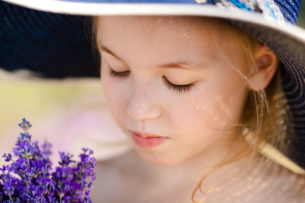 Gros plan, portrair, de, petite fille blonde, à, les, grand chapeau, et, lavande