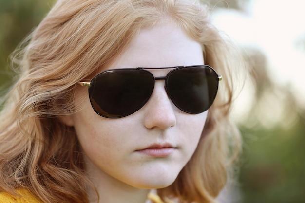 Gros plan, portrait, adolescent, girl, lunettes soleil