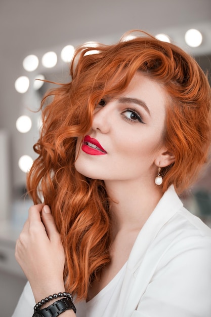 Gros plan de portrait de belle fille rousse