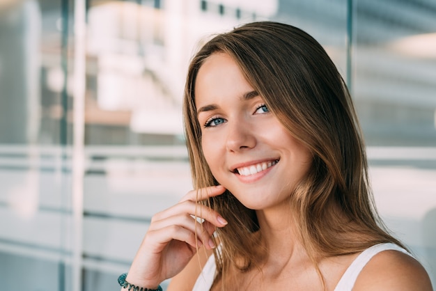 Gros plan le portrait d'une belle jeune femme