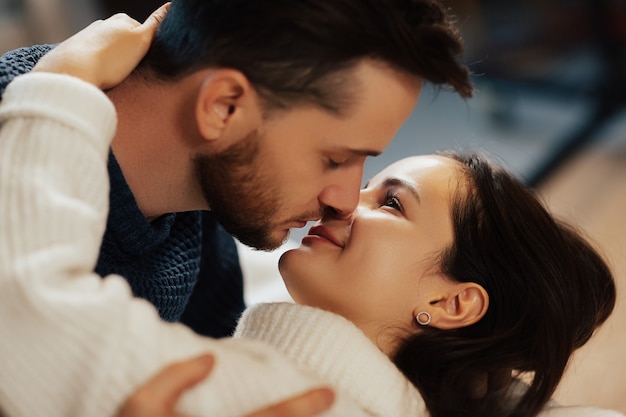 Gros plan portrait de couple veulent s'embrasser.