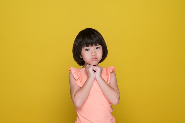 Photo gros plan sur le portrait d'un enfant mignon isolé