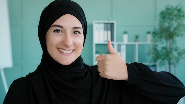 Gros plan portrait de femme au bureau musulman heureux satisfait satisfait satisfait femme arabe islamique portant