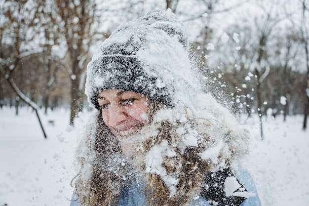 Gros plan portrait d'hiver en plein air d'une femme en vêtements d'hiver portrait candide d'une jeune femme en hiver