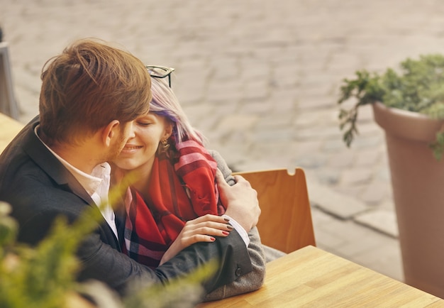 Un gros plan Portrait d'un jeune couple heureux en amour