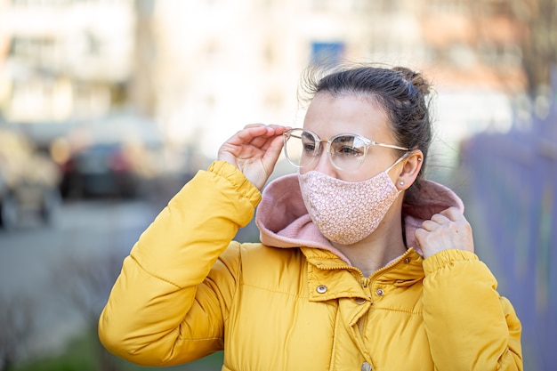 Gros plan portrait jeune femme dans un masque pendant la pandémie de coronavirus.