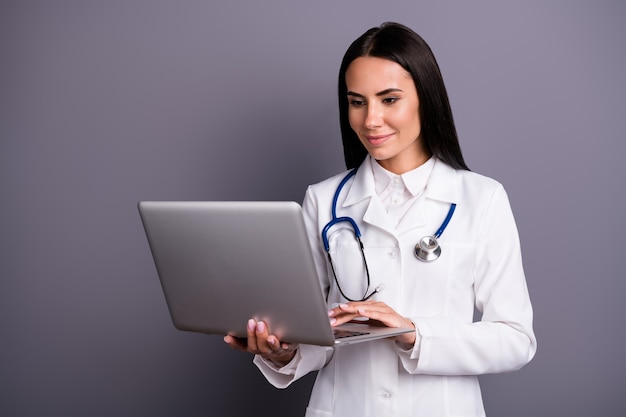 Gros plan portrait de jeune femme médecin