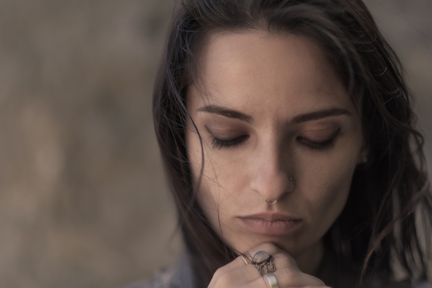 Photo gros plan le portrait d'une jeune femme sérieuse