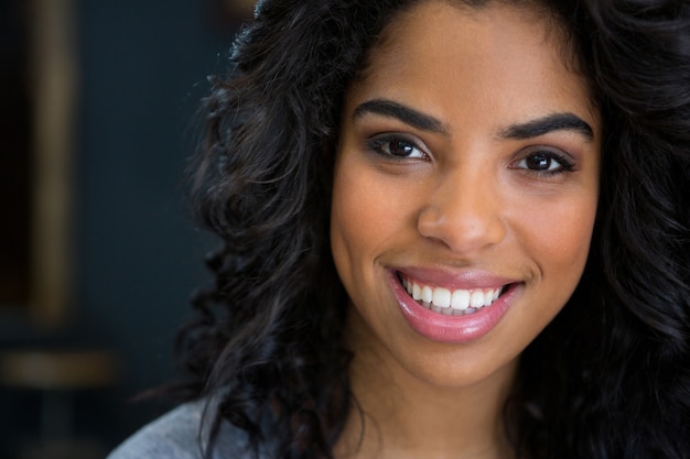 Gros plan, portrait, de, jeune femme souriante