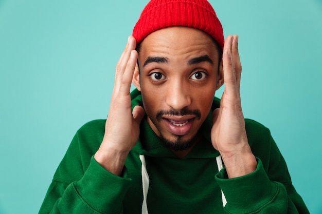 Gros plan le portrait d'un jeune homme afro-américain choqué