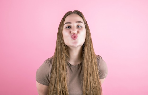 Gros plan portrait de jolie fille mignonne pensant à l'avant, envoyant un baiser